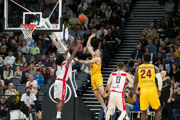 Quelles innovations ont été introduites dans les équipements sportifs récemment ?